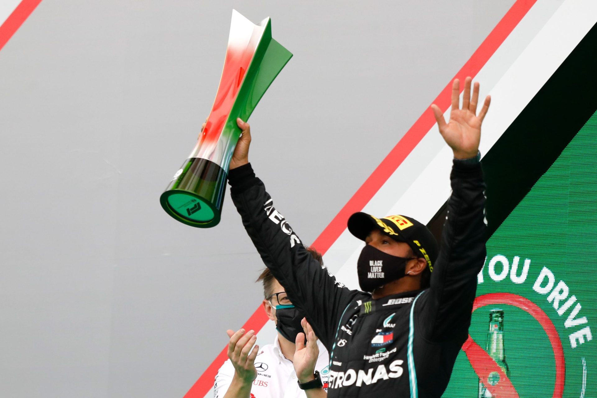Hamilton histórico em Portimão: britânico conquista 92.ª vitória em Fórmula 1