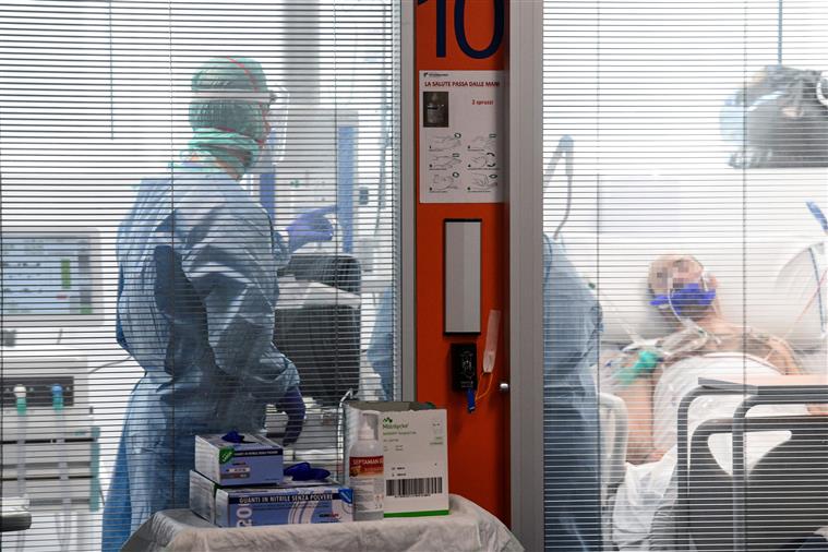 Hospitais italianos receberam mais 991 infetados com covid-19 esta segunda-feira
