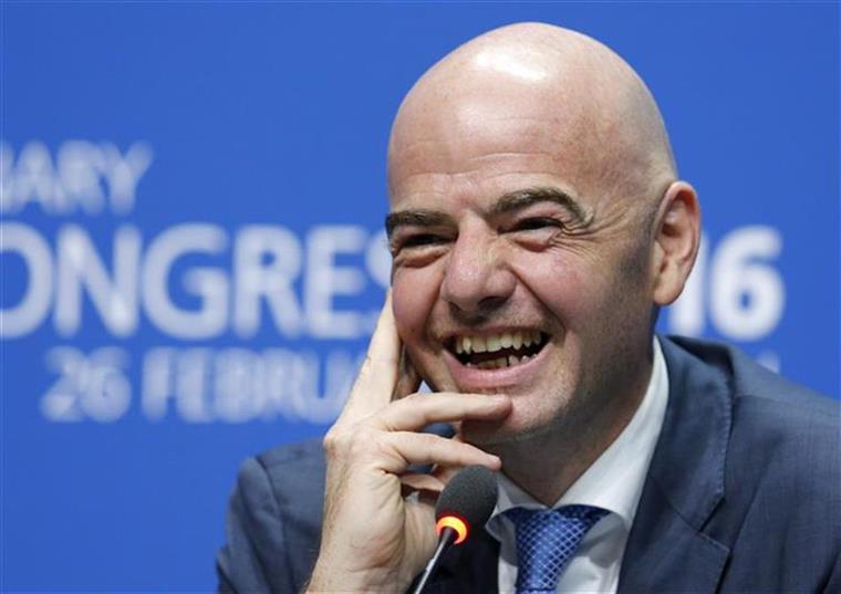 Presidente da FIFA testa positivo para a covid-19