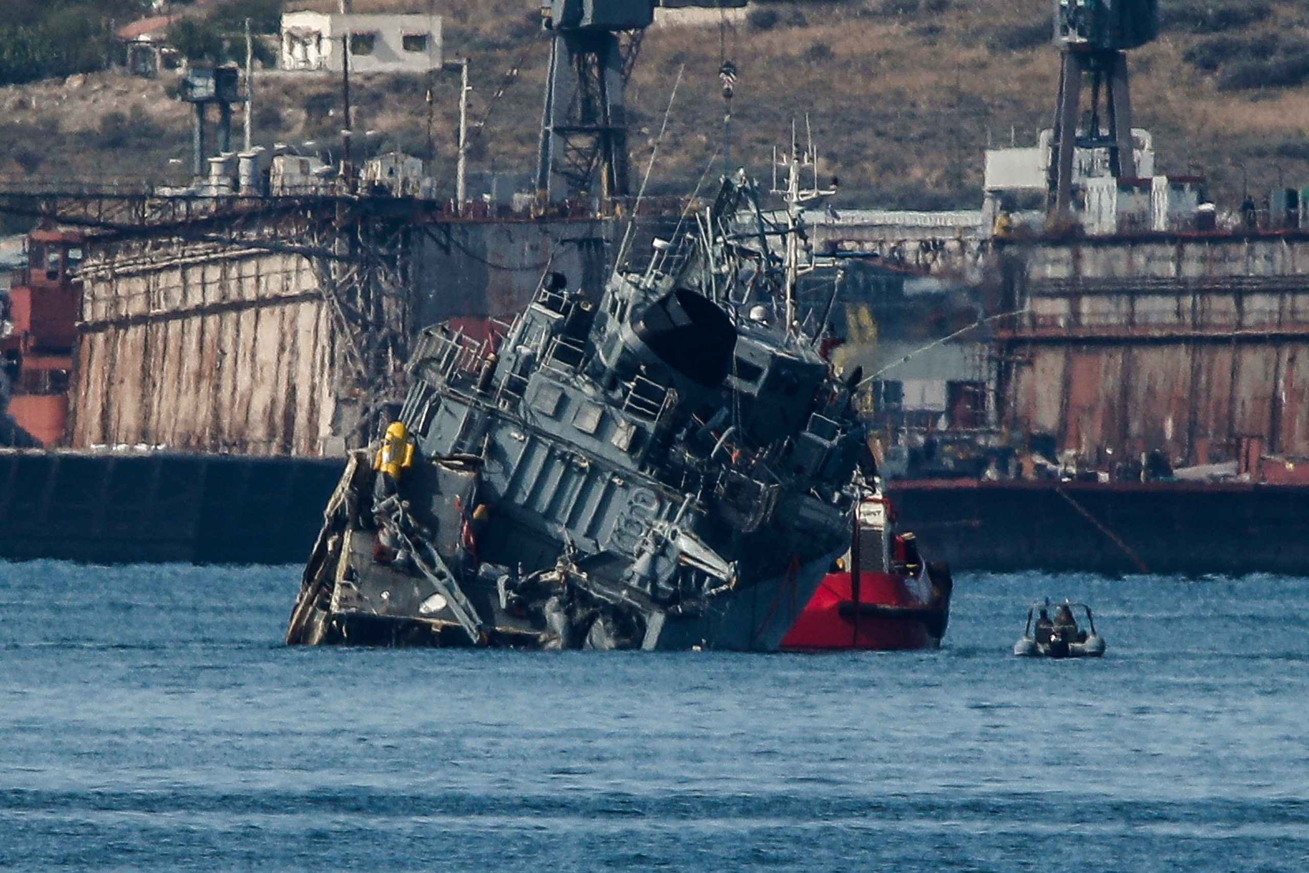 Cargueiro português destrói navio militar grego em acidente no Mediterrâneo