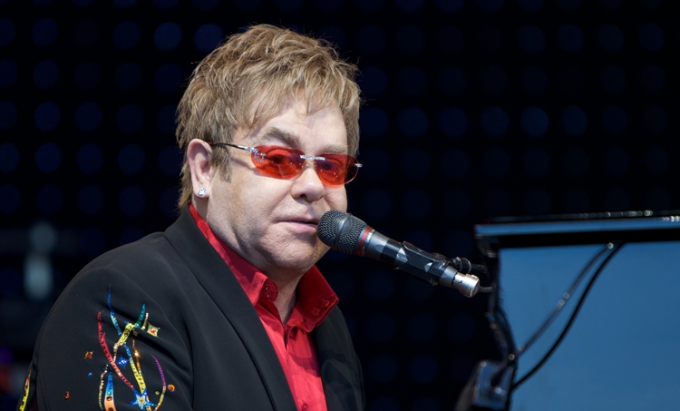 Elton John arrisca multa após partilha de fotografia no Instagram