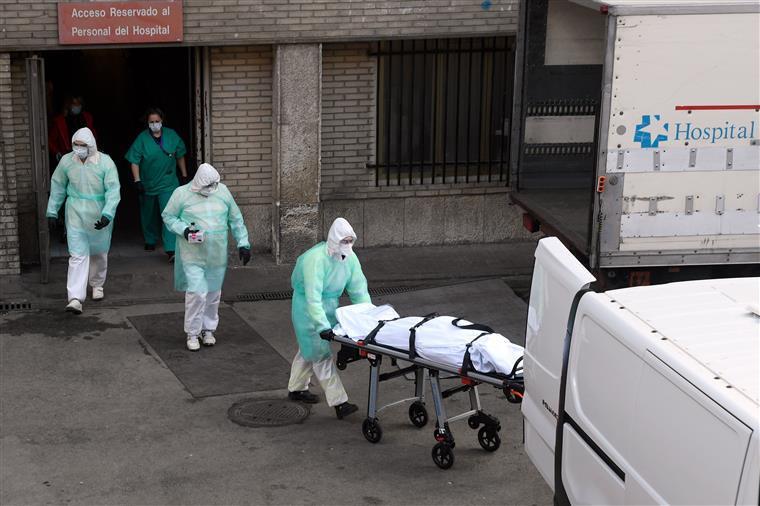 Mais 261 mortes e quase 12 mil novos casos nas últimas 24 horas em Espanha