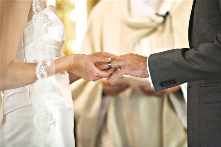 Casamento em Azeitão dá origem a surto com 27 infetados, entre os quais a noiva