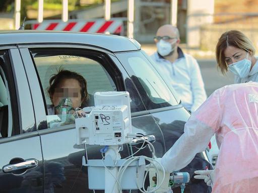 Em Itália há pessoas a receber oxigénio fora do hospital e dentro dos próprios carros