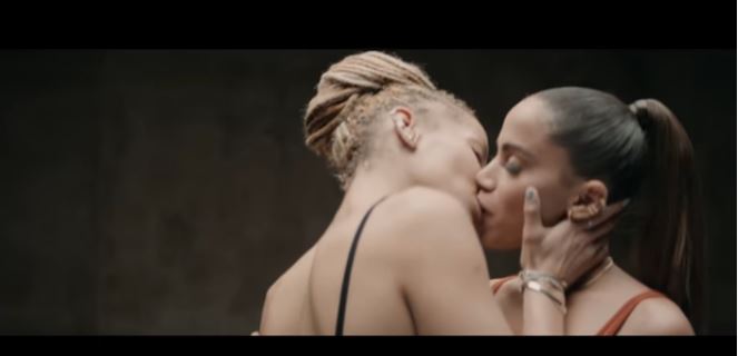 Anitta relembra videoclique em que beija quase 30 pessoas e estrelas internacionais reagem