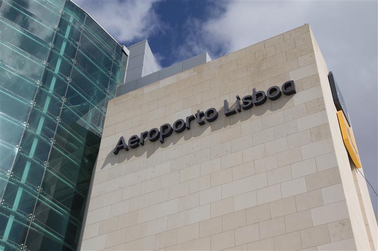Homem detido no aeroporto de Lisboa depois de agredir passageiros e funcionários dentro de avião