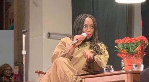 Chimamanda Ngozi Adichie vence Women’s Prize for Fiction