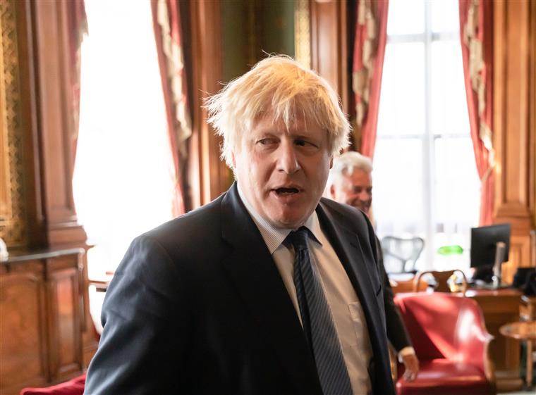 A cumprir isolamento profilático, Boris Johnson diz estar &#8220;muito bem&#8221;