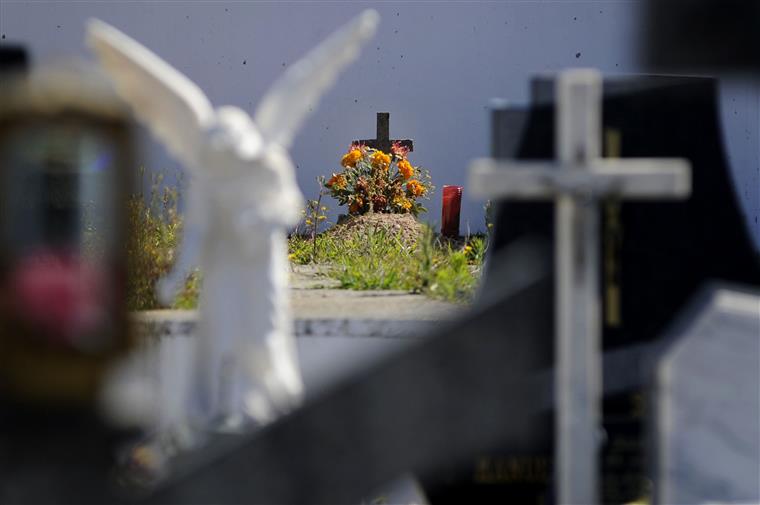 Maioria dos cemitérios continua em funcionamento este fim de semana mas com regras sanitárias