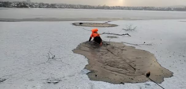Vídeo mostra socorrista a salvar cão que caiu em lago congelado na Rússia