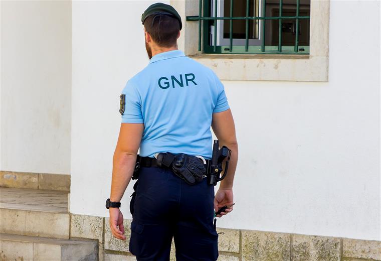 Homem ‘apanhado’ pela GNR a tentar arrombar a pontapé porta da habitação da ex-companheira