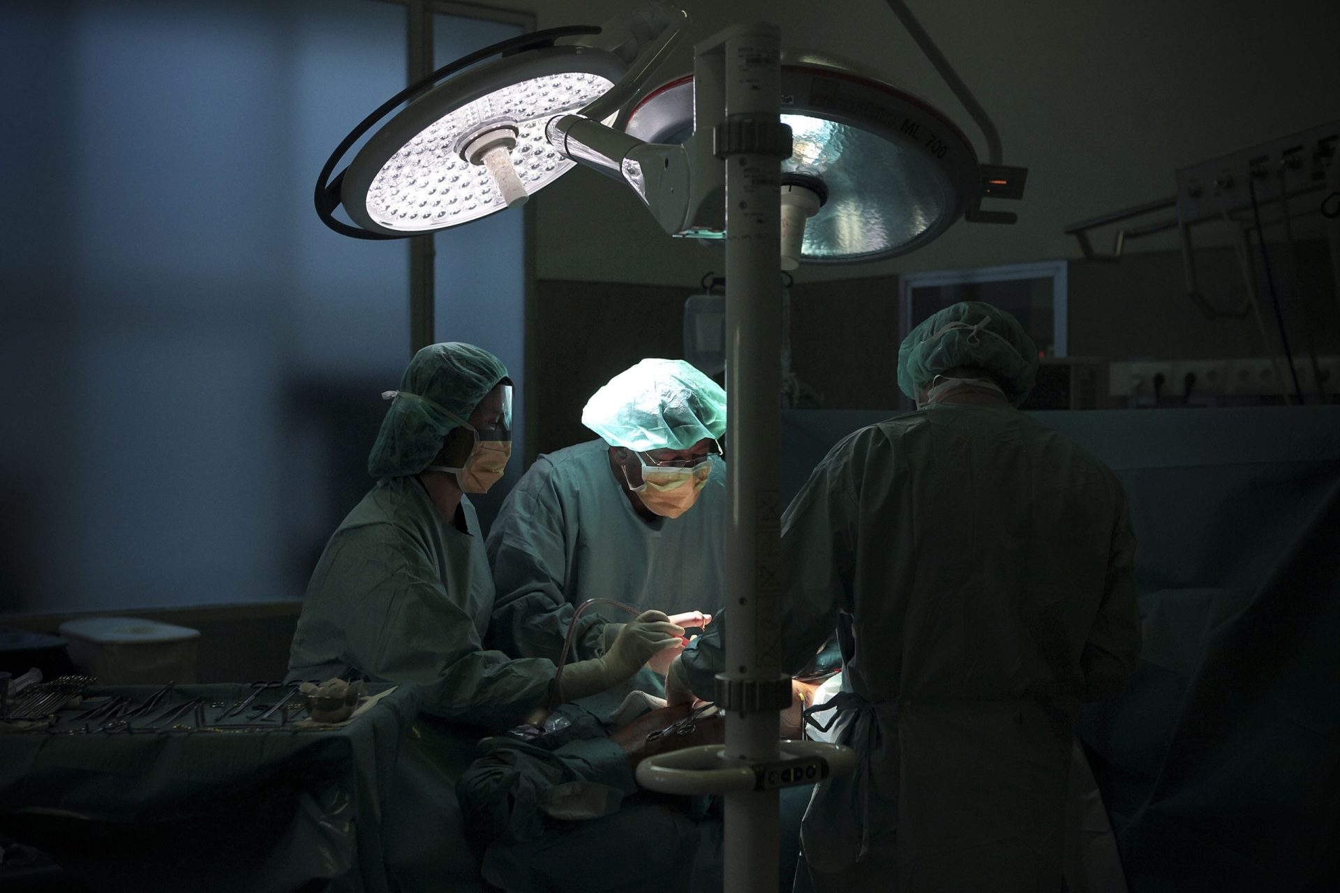 Hospitais Santa Maria e Pulido Valente suspendem cirurgias não prioritárias