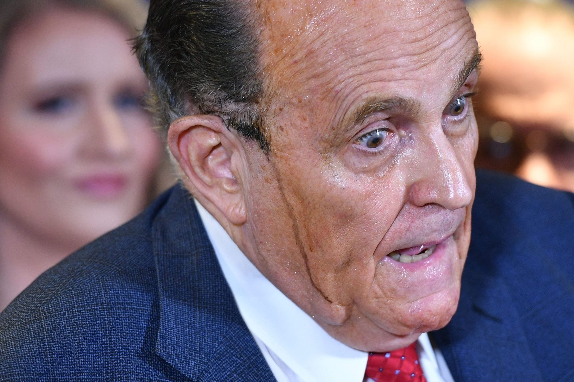 Tinta do cabelo de Rudolph Giuliani escorre-lhe pela cara em direto | VÍDEO