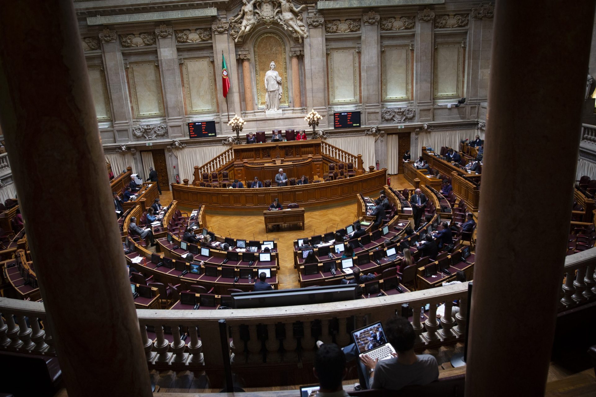 Parlamento aprova aumento de 10 euros nas pensões mais baixas a partir de janeiro