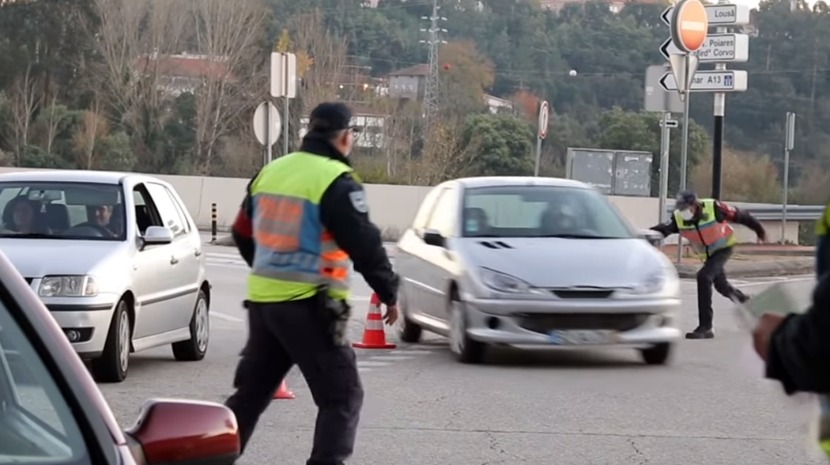 Condutor foge de Operação Stop em Coimbra e quase atropela polícias | Vídeo