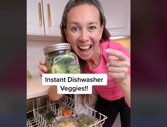 Mulher ensina truque para cozinhar com a máquina de lavar louça e vídeo torna-se viral