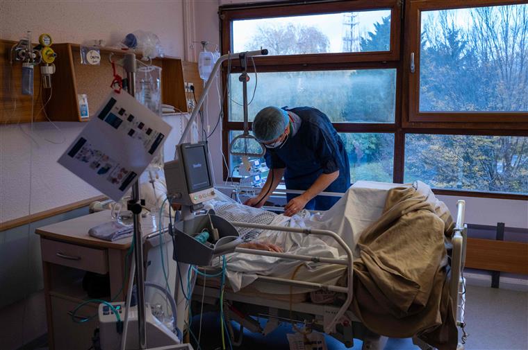 Há menos doentes internados nos hospitais devido à covid-19, mas mais nos Cuidados Intensivos