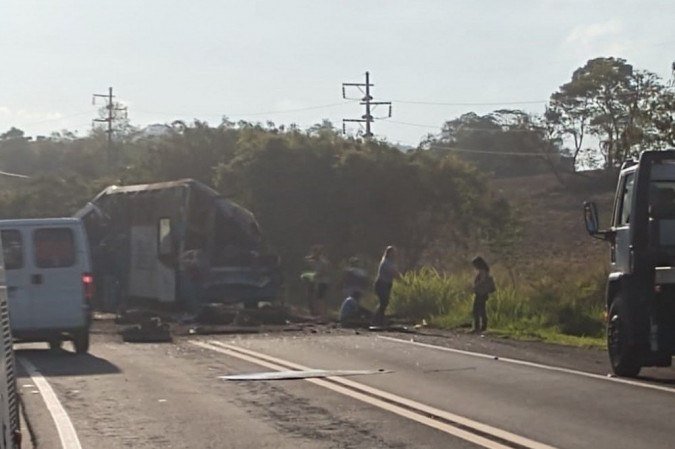 Acidente entre autocarro e camião provocou pelo menos 40 mortos no Brasil