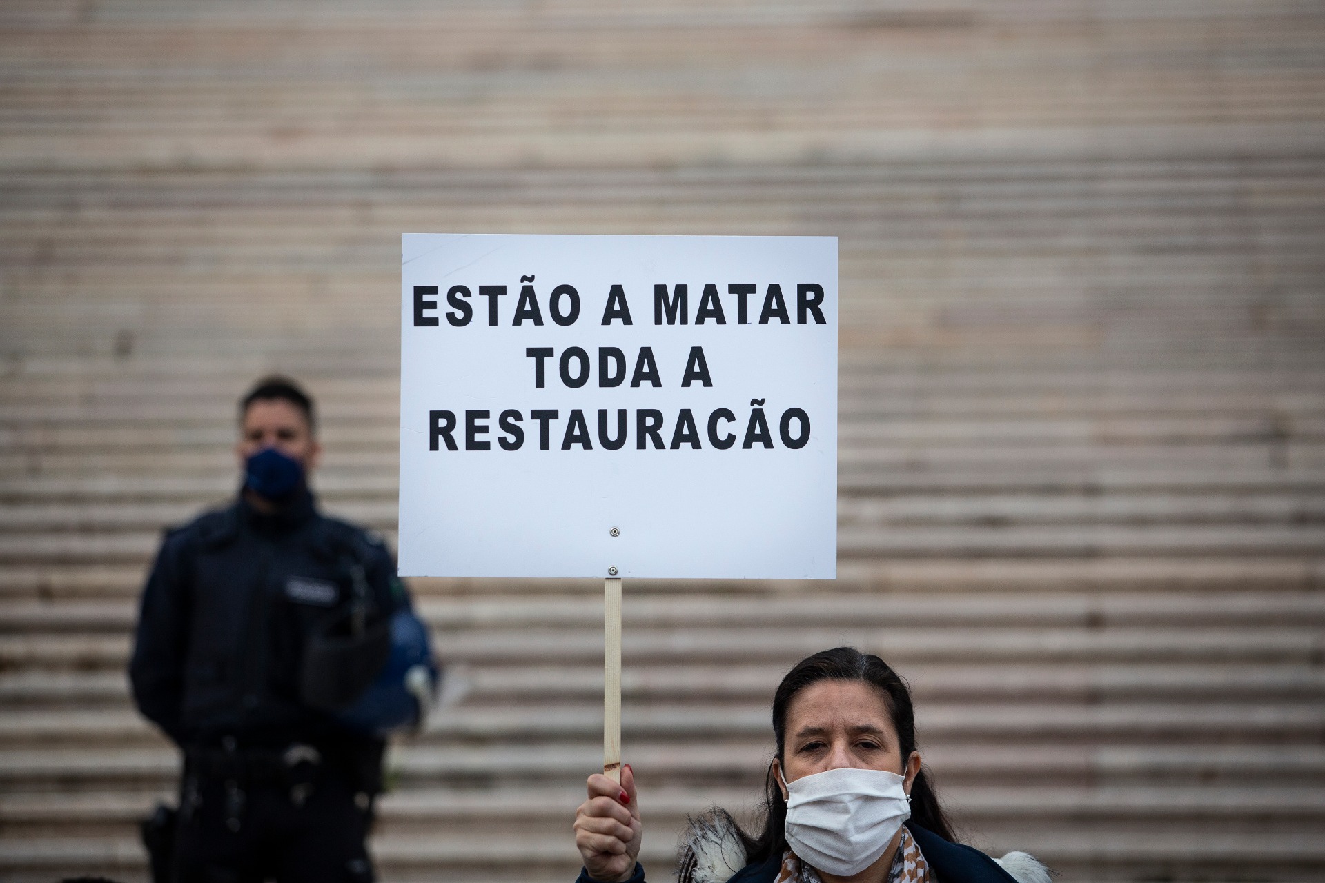 Veja as imagens da manifestação do Movimento “A Pão e Água” em frente à Assembleia da República