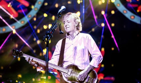 Paul McCartney admite que utiliza teleponto para se lembrar de músicas dos Beatles