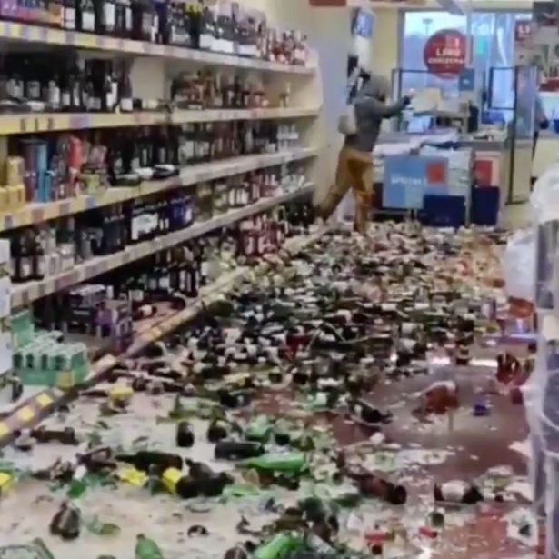 Vídeo mostra mulher a destruir centenas de garrafas de álcool em supermercado