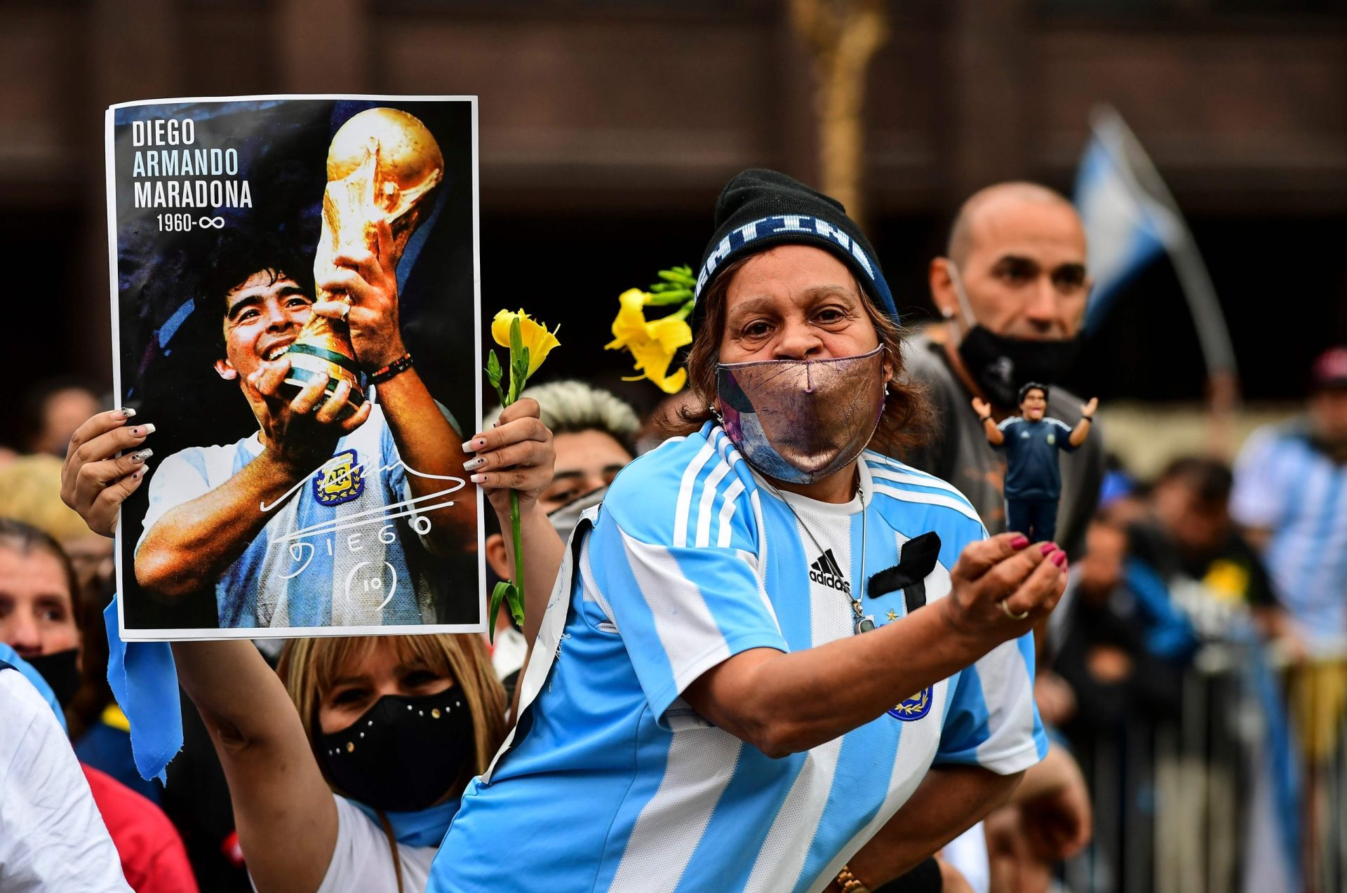 Funcionários de funerária divulgam foto ao lado do cadáver de Maradona e geram onda de revolta na Internet