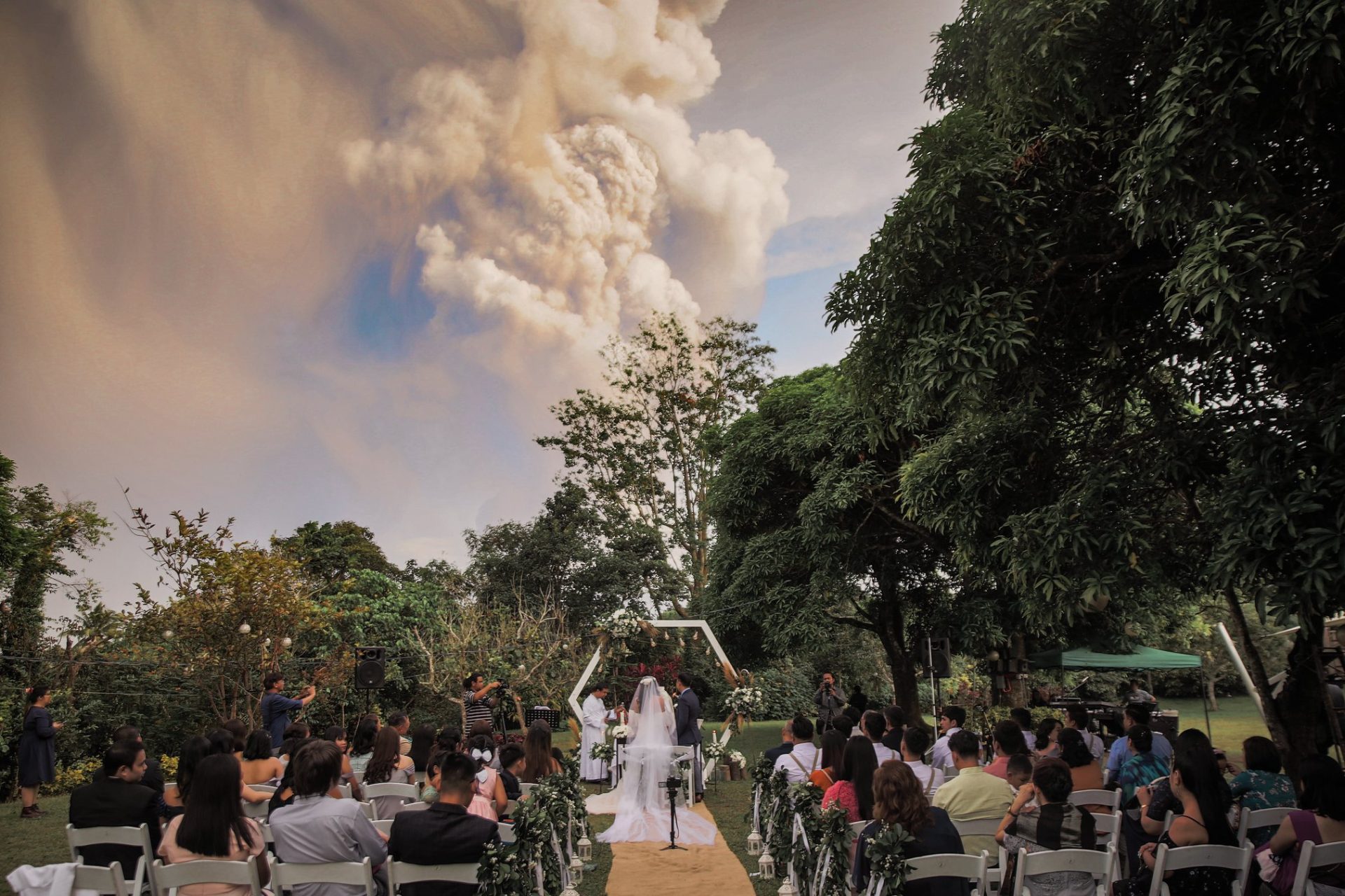 Erupção do vulcão Taal não impede casal de dar o nó