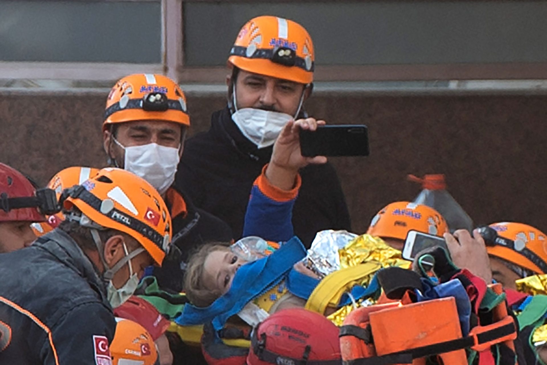 Menina de quatro anos resgatada de escombros de prédio na Turquia 91 horas após a queda