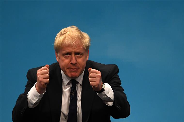 Johnson pede aos britânicos que doem 500 mil libras para fazer tocar o sino do Big Ben na noite do Brexit