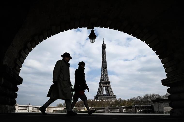 Paris com medidas de confinamento mais restritas