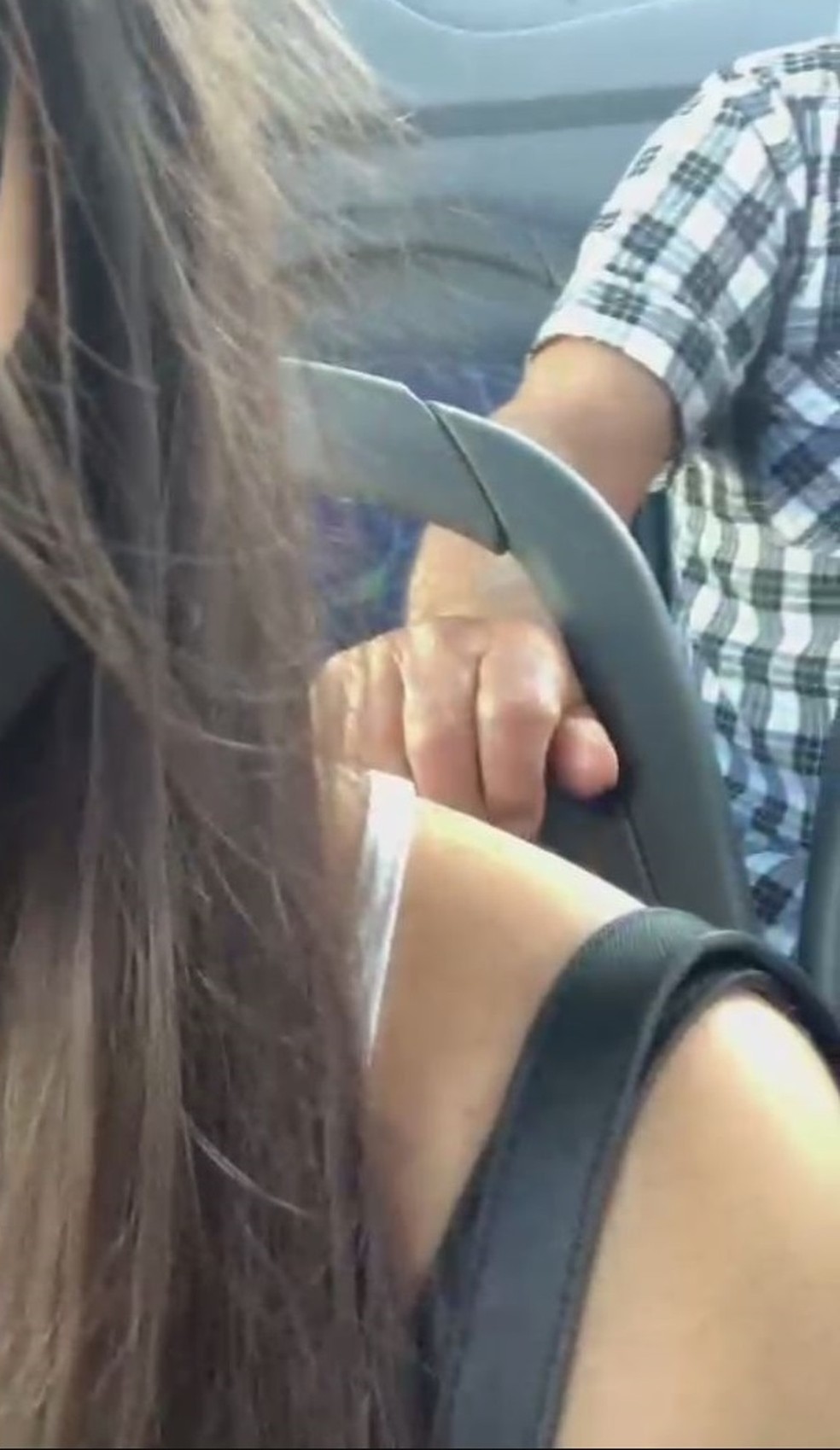 Jovem grava momento em que é vítima de importunação sexual em autocarro no Brasil | Vídeo