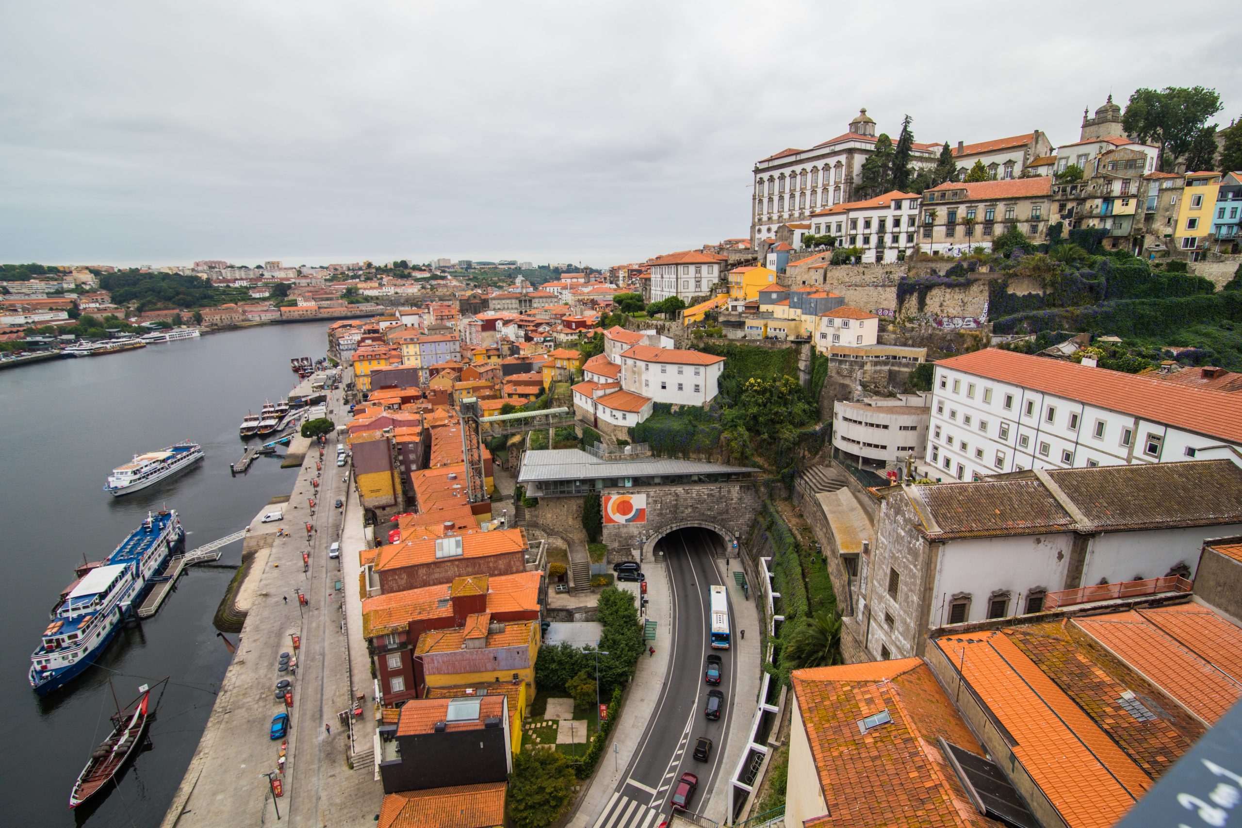 Circulação nas avenidas marginais do Porto encerrada devido às condições meteorológicas