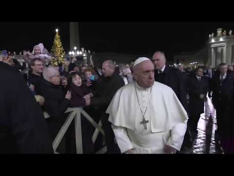 Vídeo mostra Papa a irritar-se com mulher e a dar-lhe uma palmada na mão