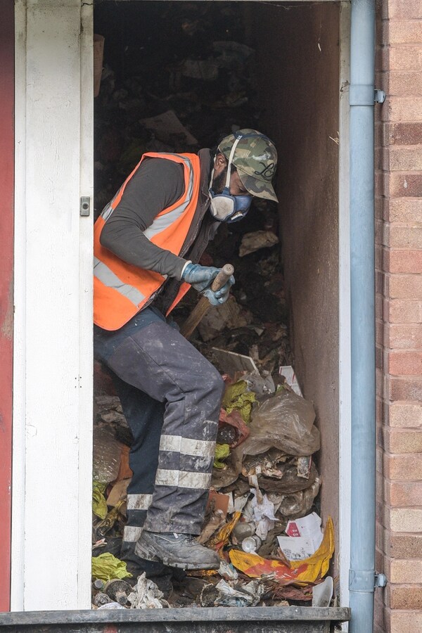 Polícia encontra homem morto em casa no Reino Unido no meio de monte de lixo
