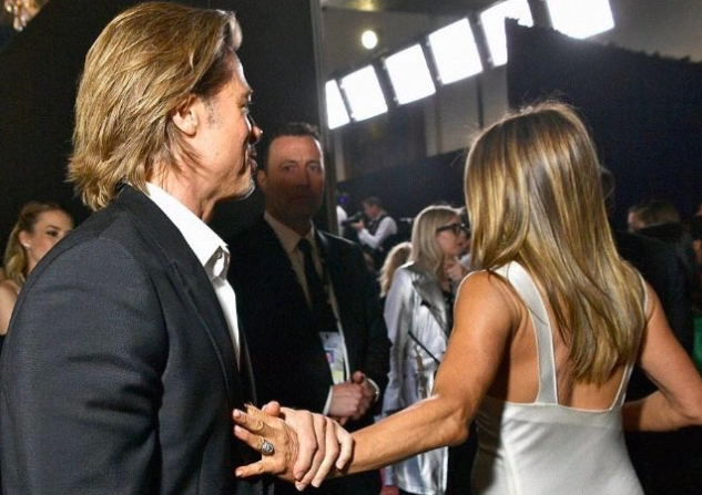 Pela primeira vez depois do divórcio, Brad Pitt e Jennifer Aniston são apanhados em momento de cumplicidade