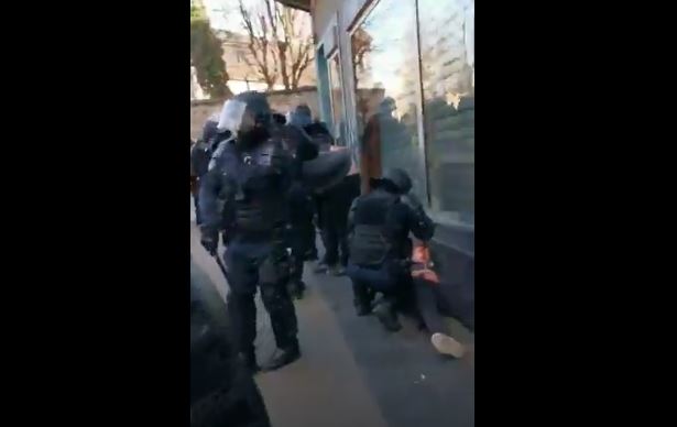 Vídeo mostra manifestante a ser violentamente agredido por polícia em Paris