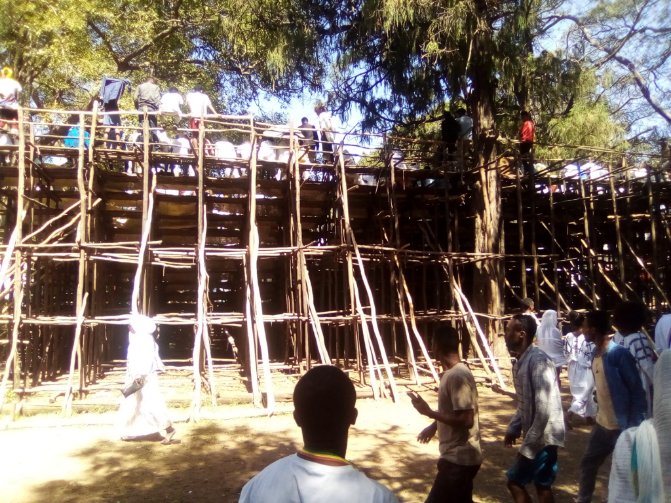 Palco colapsa na Etópia e faz pelo menos três mortos