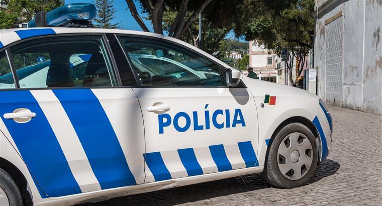 Homem libertado em abril devido à covid-19 volta a ser detido por vários roubos em Lisboa