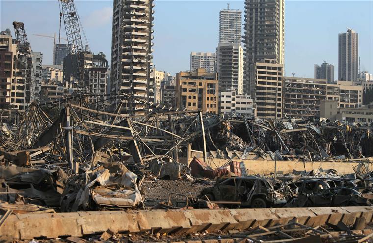 Primeiro-ministro libanês e ex-ministros acusados de explosão em Beirute