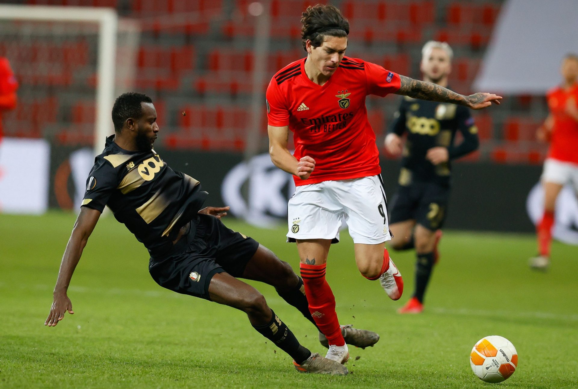 Benfica empata com Standard Liège e termina fase de grupos em segundo lugar