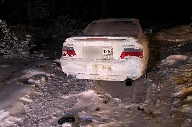 Jovem de 18 anos morre congelado depois de ficar uma semana preso em carro na Rússia