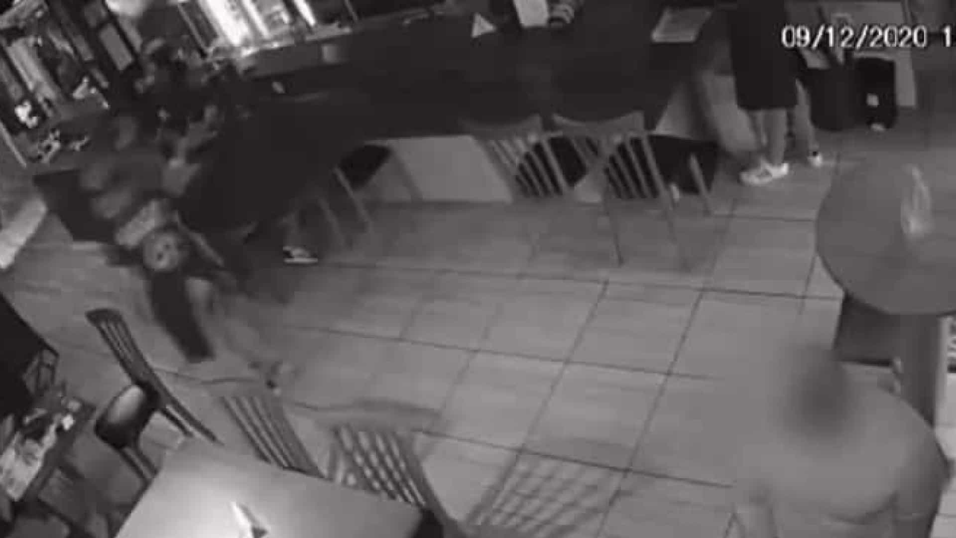 Homem é agredido dentro de restaurante depois de tossir | Vídeo