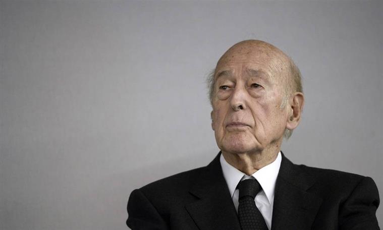 AR aprova pesar pela morte de Giscard d’Estaing