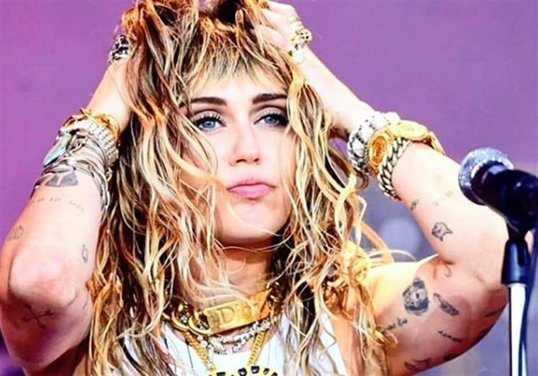 Miley Cyrus seduz jornalista durante entrevista |  VÍDEO