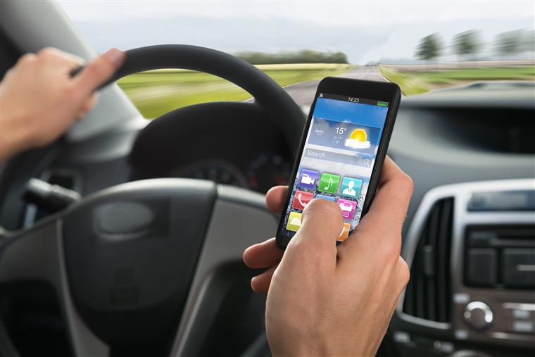 PSP e GNR registaram mais de 300 infrações por uso do telemóvel na condução
