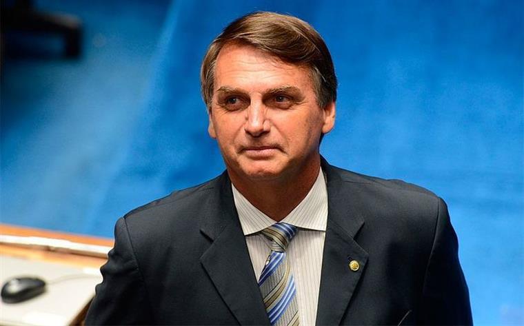 Bolsonaro quer que vacinados contra a covid-19 assinem termo de responsabilidade e diz que quem está infetado é &#8220;quem ficou em casa&#8221;