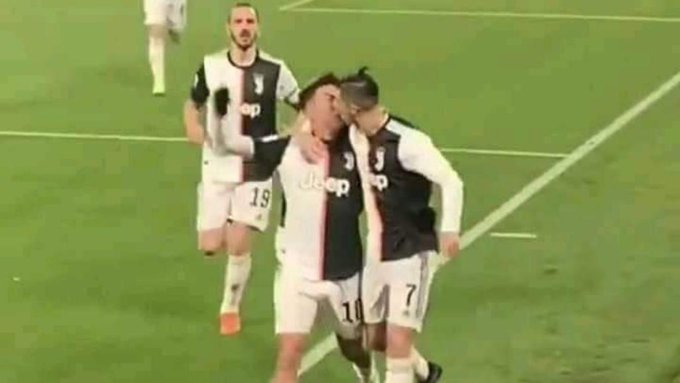 Internet não perdoa “quase beijo” de Ronaldo a Dybala | VÍDEO