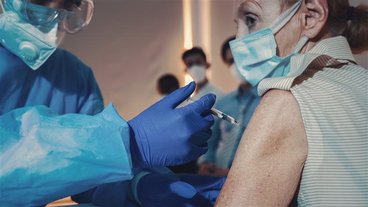 EMA já recebeu pedidos de autorização das vacinas da Pfizer e Moderna