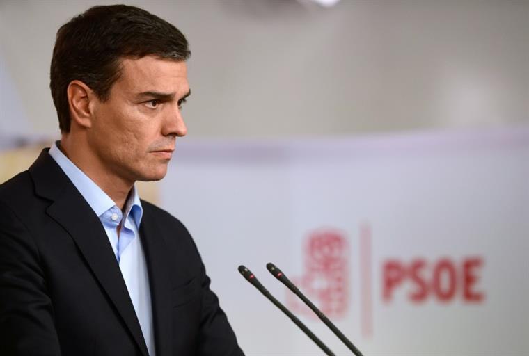 Primeiro-ministro espanhol Sánchez em quarentena depois de ter estado em contacto com infetado Macron