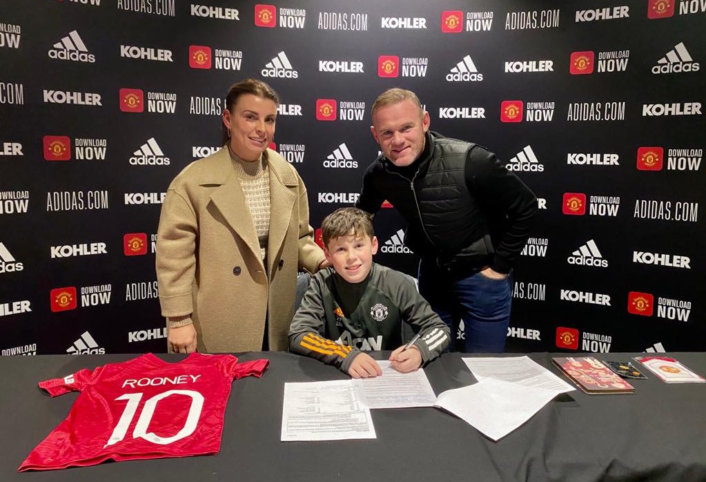 Filho de Wayne Rooney assina pelo Manchester United